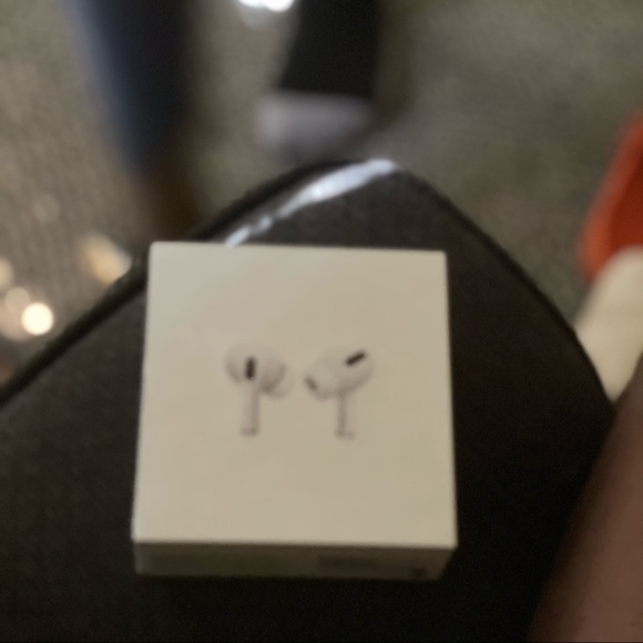 AirPods Pros - Picture 2 of 5